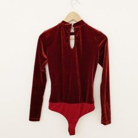 {SOLD} MODCLOTH | Vintage Red Velvet Long Sleeve Keyhole Bodysuit - Picture 7 of 7